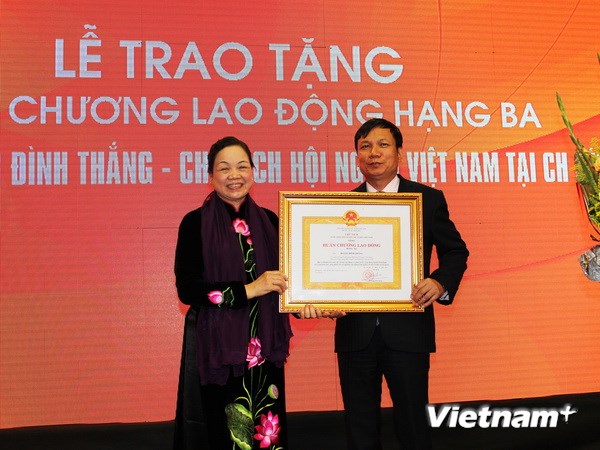 Trao Huân chương Lao động cho Chủ tịch Hội Người Việt Nam tại CH Séc